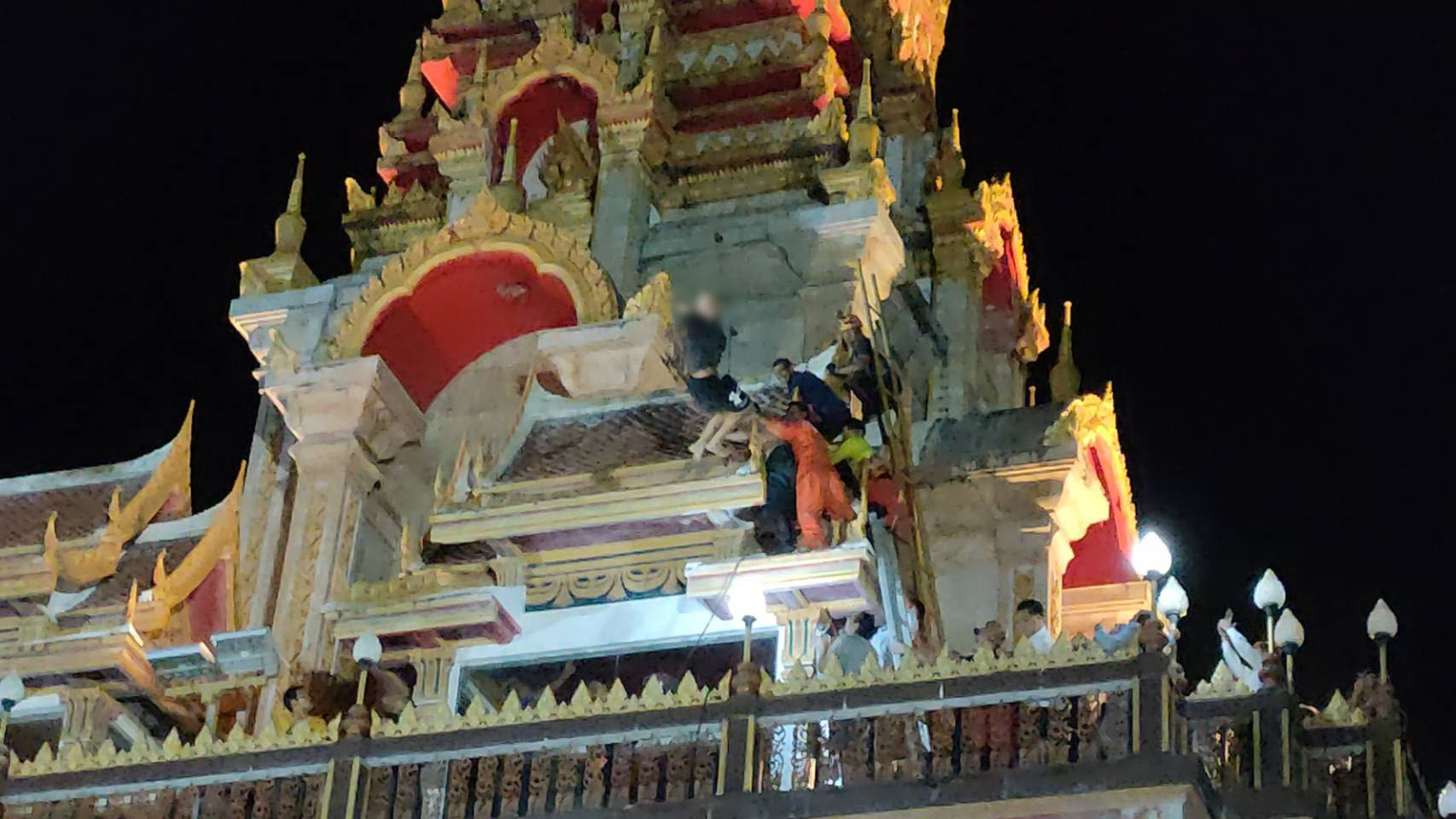  บุกชาร์จชายต่างชาติคลั่ง ปีนหลังคาพระมหาธาตุเจดีย์ฯ ขัดขืนดิ่งตัวลงกระเเทกเบาะลม เสียชีวิตเเล้วที่รพ.