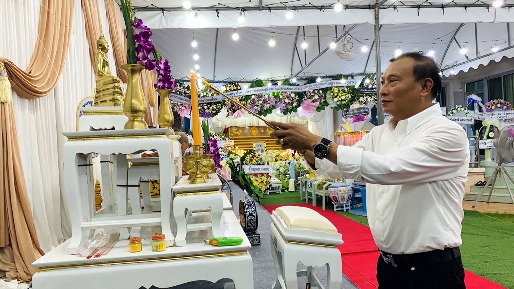 "นายกณัทพงศ์" นำทีม สท.เทศบาลเมืองนครปฐม ร่วมอาลัยบิดาตำรวจทางหลวง