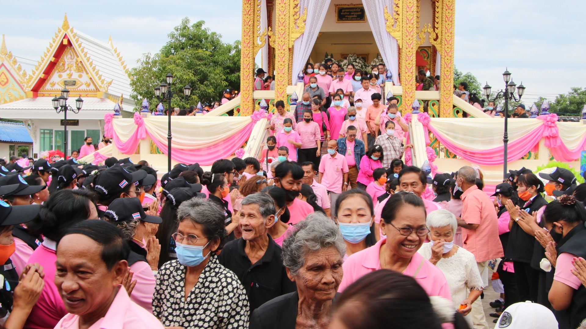สนุกสนานวันประชุมเพลิงส่ง น.ส น้ำทิพย์ อสม. ต.บ้านใหม่ โคราช ขึ้นสวรรค์ สวมเสื้อสีชมพู ห้ามโศกเศร้าเสียใจแสดงดนตรีข้างเมรุ