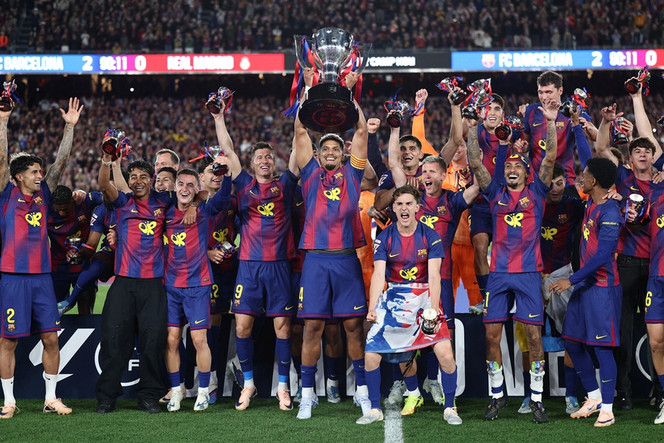 ศึก "เอลกลาซิโก้" เดือด! "บาร์เซโลน่า" ไล่อัด "เรอัล มาดริด" 2-0 ผงาดแชมป์ลา ลีกา สมัยที่ 29 