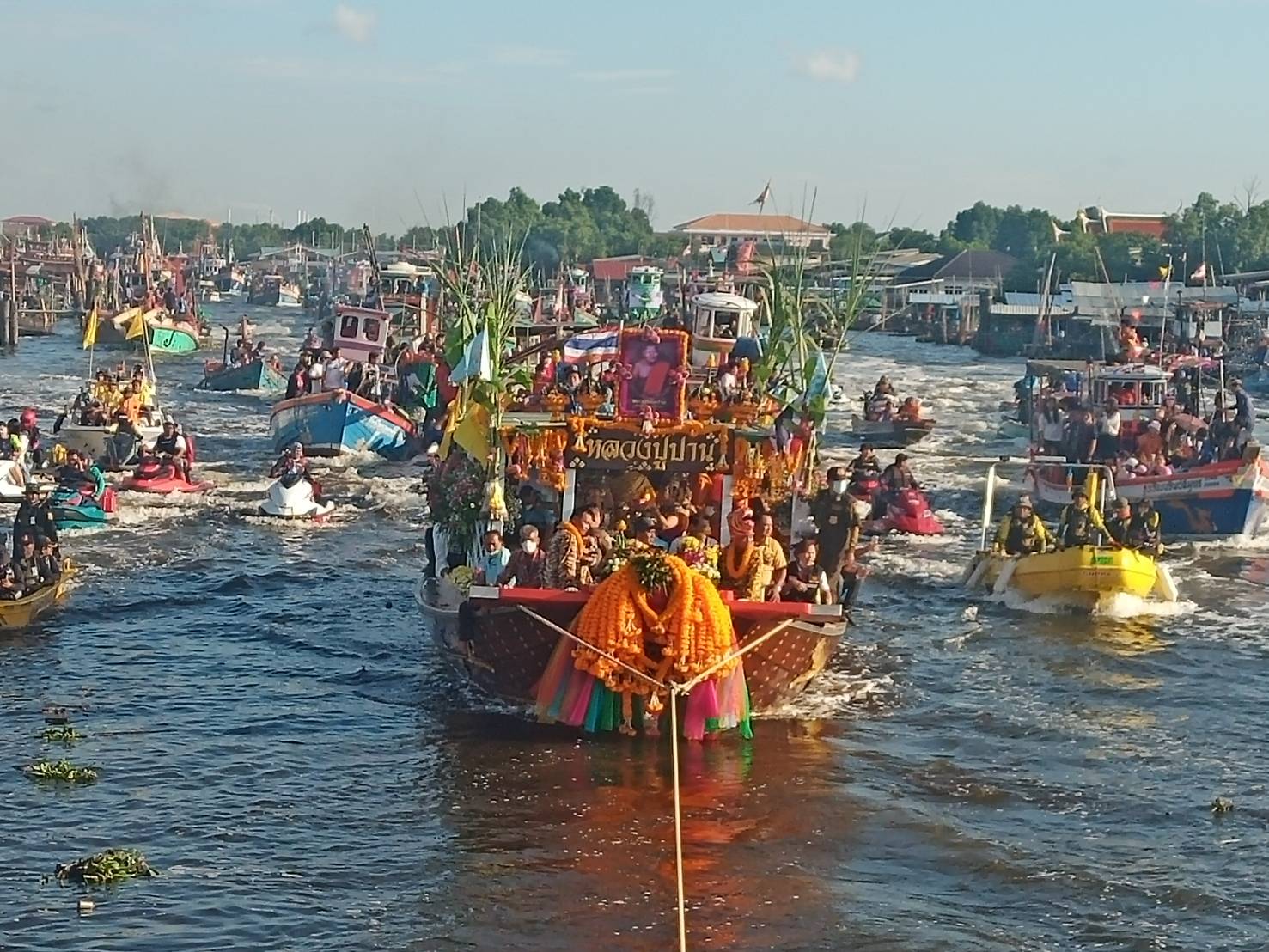 งานบุญยิ่งใหญ่! ชาวคลองด่านร่วมแห่หลวงพ่อปานลงทะเลครบรอบ 112 ปี
