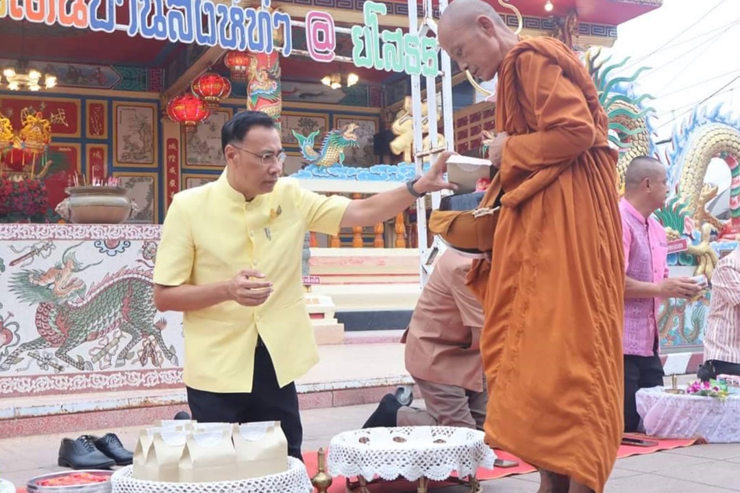 ผู้ว่าฯยโสธร สวมใส่ผ้าไทยนำตักบาตรย้อนยุค วิถีถิ่น วิถีไทยย่านเมืองเก่าบ้านสิงห์ท่า 