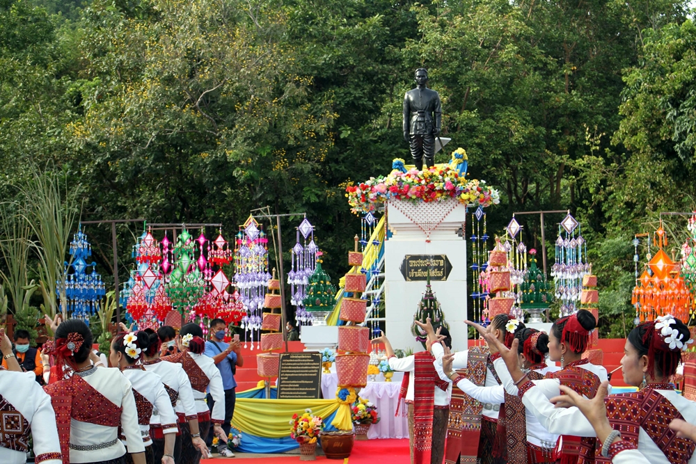 ชาวอำเภอสหัสขันธ์กว่าพันคน ร่วมรำถวายสักการะเจ้าเมือง “พระประชาชนบาล” 
