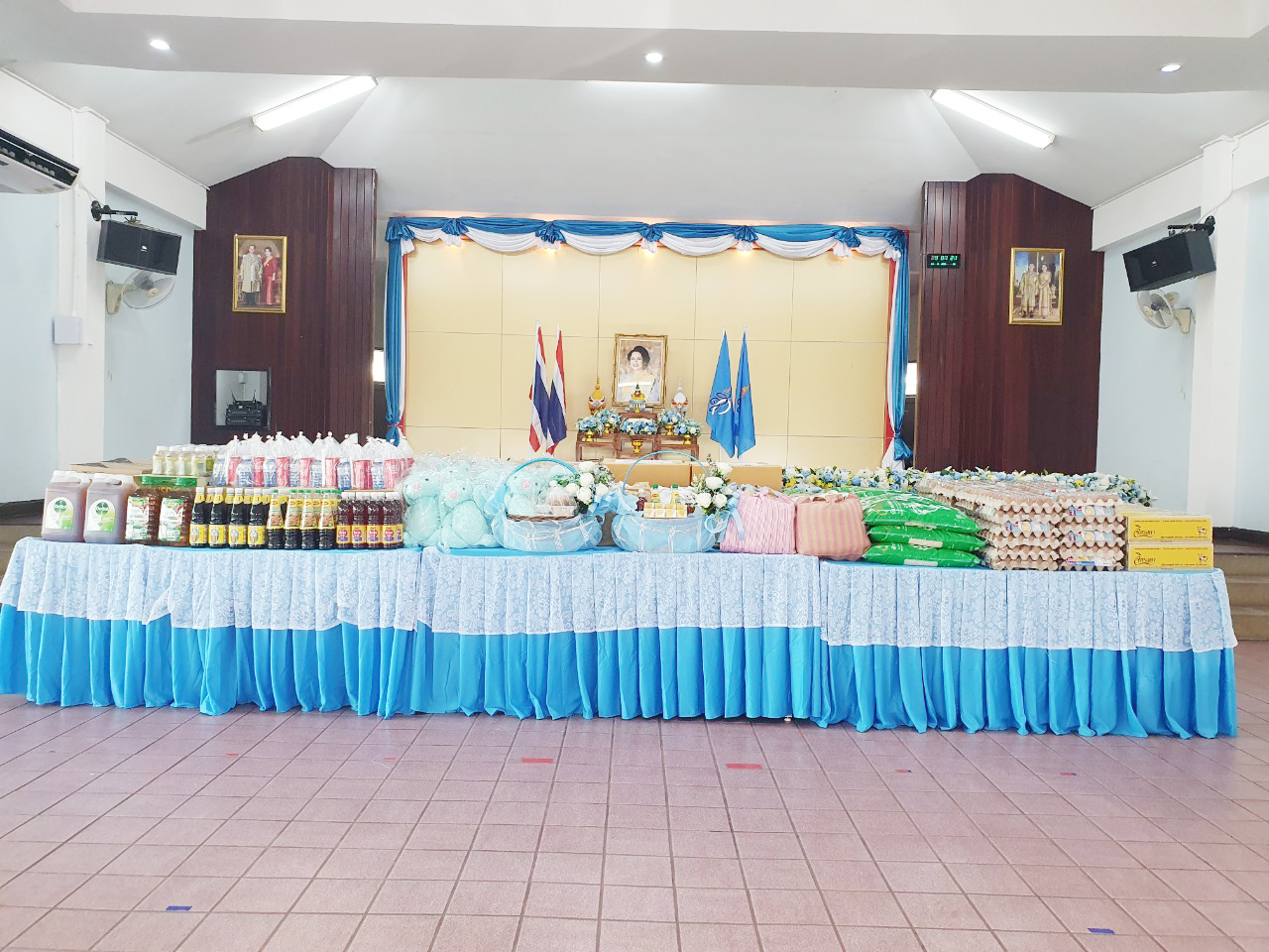 ในหลวง-พระราชินี โปรดเกล้าฯ ให้เชิญเงิน สิ่งของ และอาหารพระราชทาน ไปมอบแก่สถานสงเคราะห์ ฯ คนพิการ พระประแดง