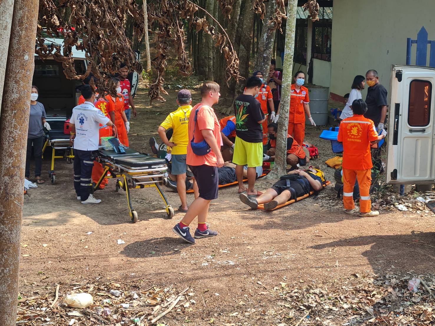 รถตู้ขนชาวรัสเซียไปต่อวีซ่าพุ่งตกข้างทางบาดเจ็บ 10 รายคนขับเผยเหตุก้มเก็บยาดม  