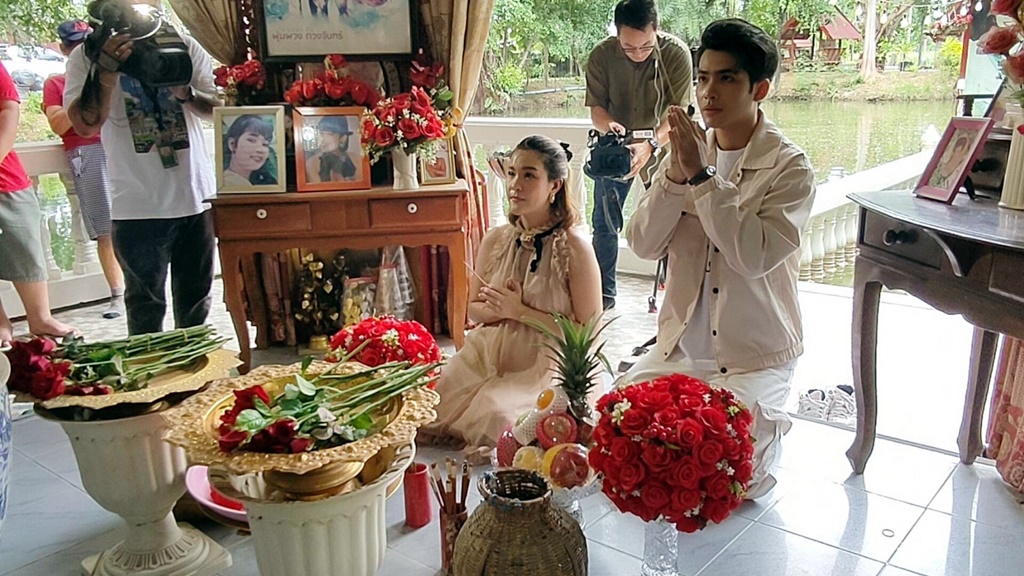 "เปา เปาวลี" อุ้มท้อง 6 ด. ควงคู่ "กานต์ ทศน" สักการะหุ่นแม่ผึ้งพุ่มพวง