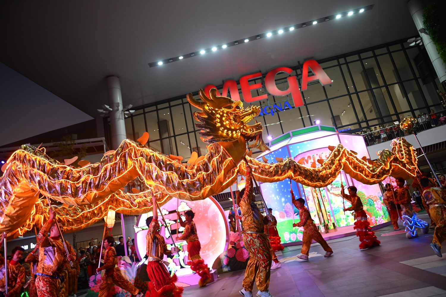 อลังการโชว์มังกรทองกับสิงโตประดับไฟ LED ฉลองตรุษจีนมหามงคลที่เมกาบางนา ในงาน “MEGA CHINESE NEW YEAR 2025” 