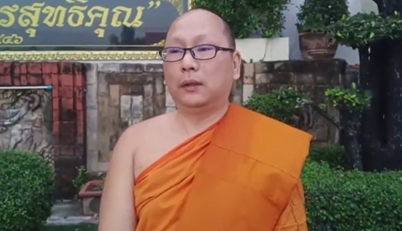 ชาย 2 คนทำทีเข้าห้องน้ำวัดก่อนขโมยก๊อกน้ำเกลี้ยงพระลูกวัดเผยนึกว่ามาซ่อมท่อออกมาดูเผ่นหนีอย่างไว