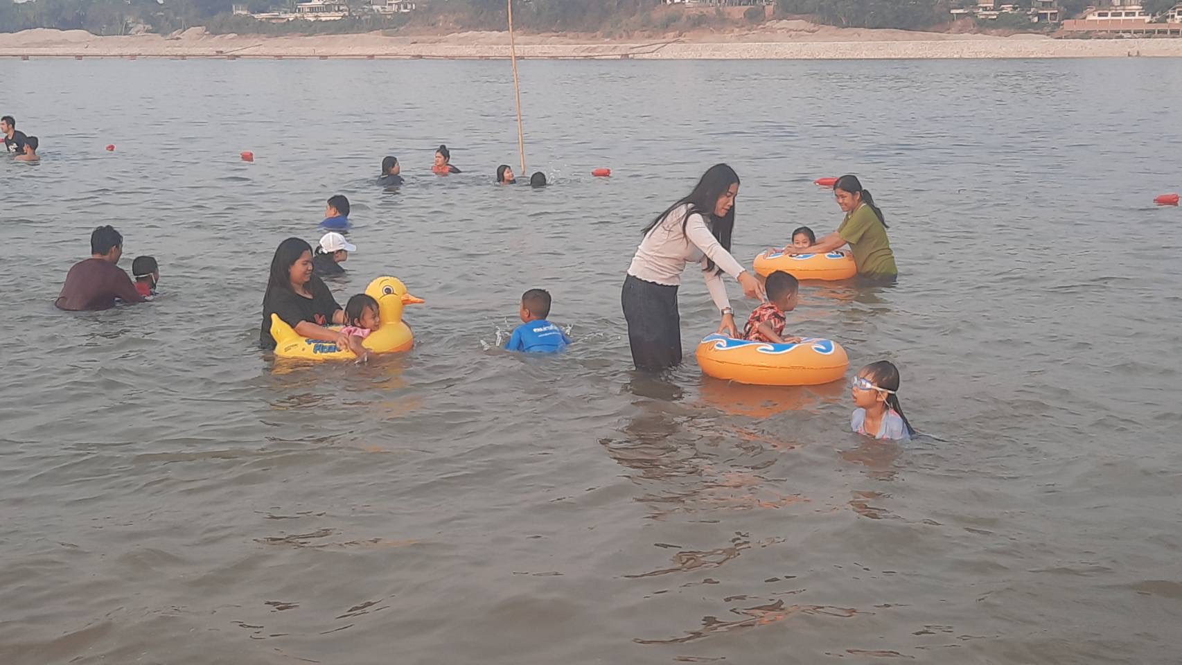 หนองคาย ร้อนระอุ กว่า 40 องศา ชาวบ้านหนีลงเล่นน้ำหาดพัทยาอีสาน ริมโขงคึกคัก