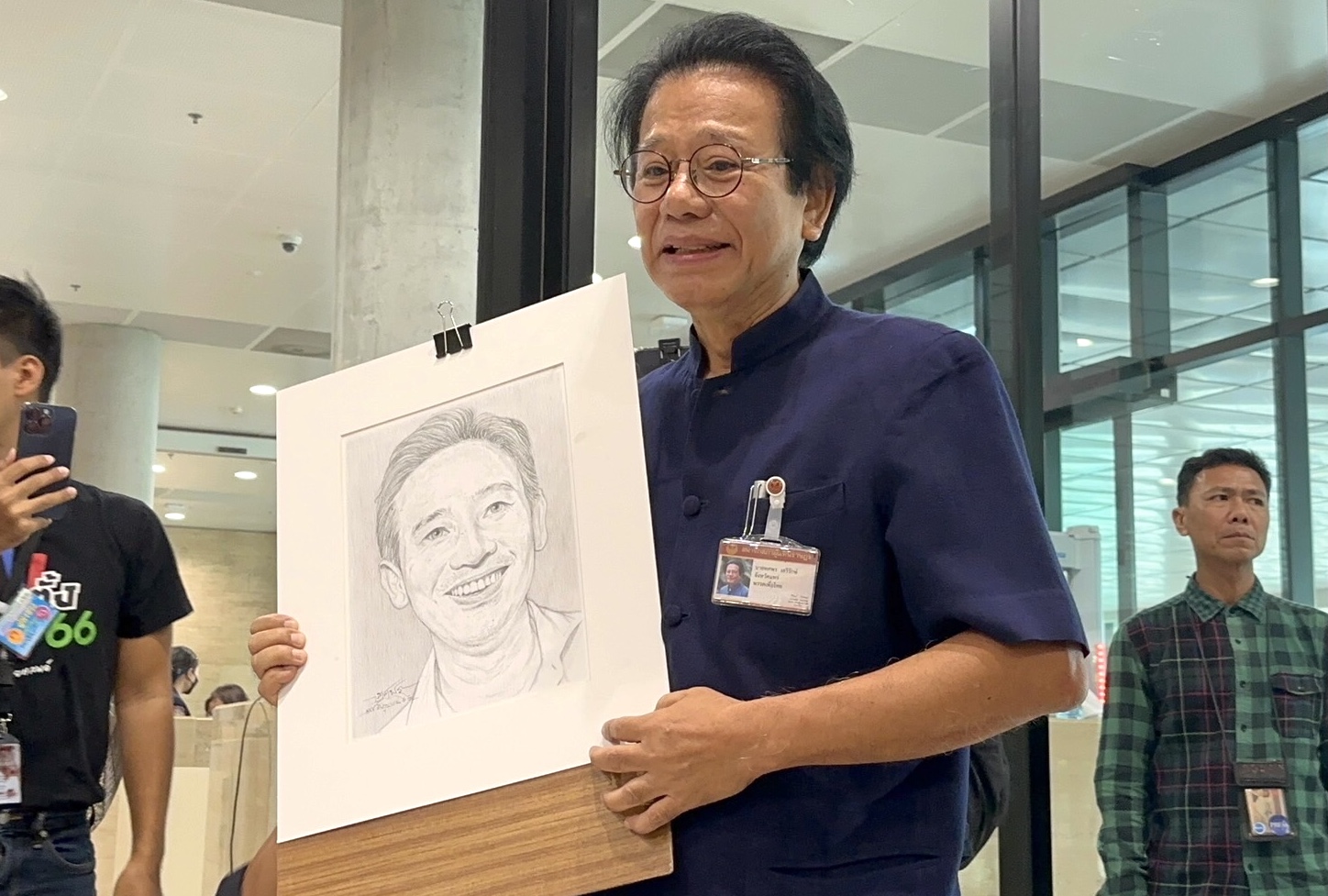 "หมอทศพร" วาดภาพเหมือน "พิธา" หวังแสดงสัญลักษณ์ฝ่ายประชาธิปไตย จับมือเดินหน้าไปด้วยกัน