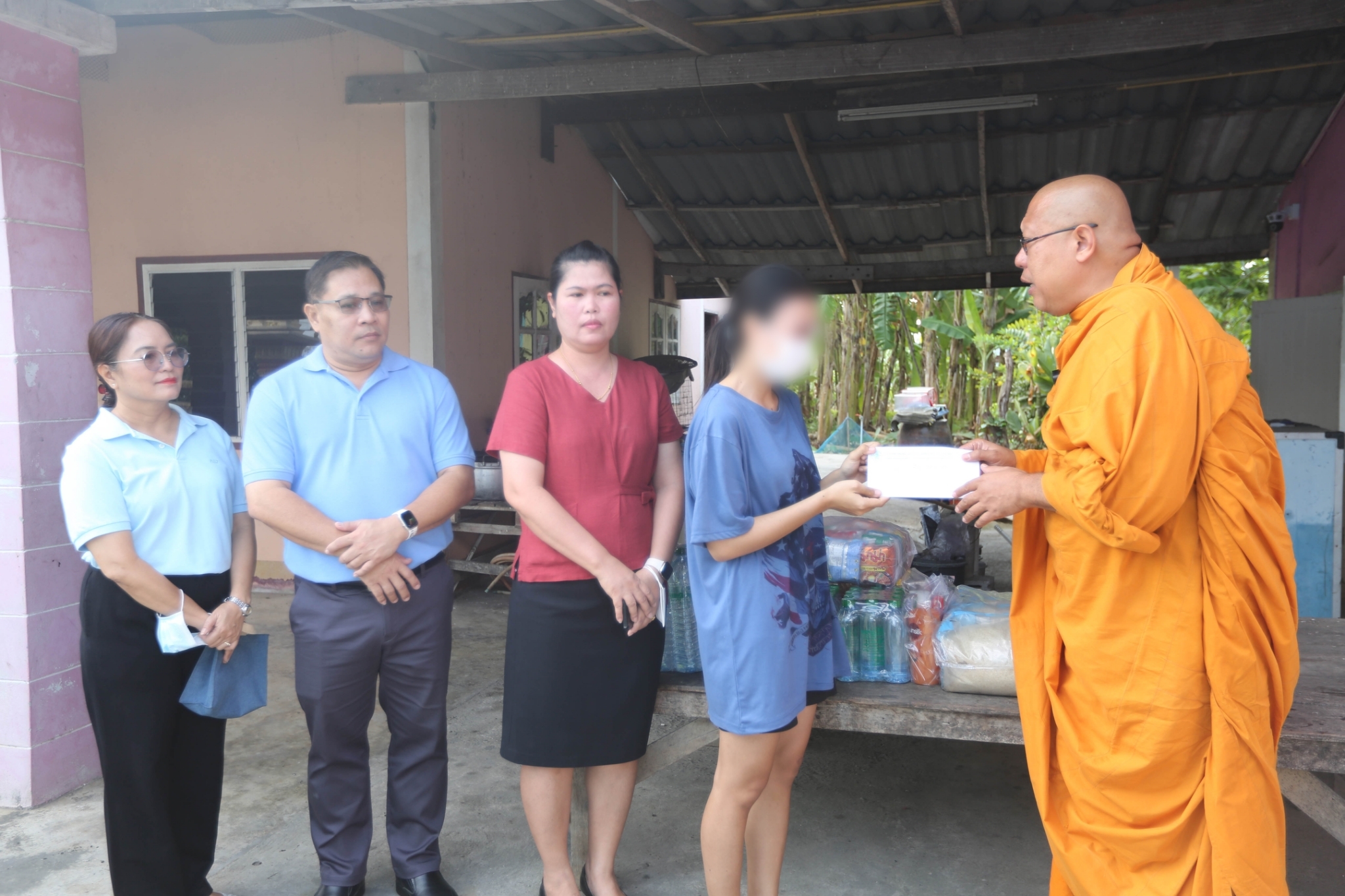 หลวงพี่น้ำฝน รุดช่วย นศ.ปี 1 ถูกปู่เลี้ยงเผาบ้าน 2 หลังรถ 1 คัน หวังฆ่ายกครัว เหตุจากหนี้พนัน