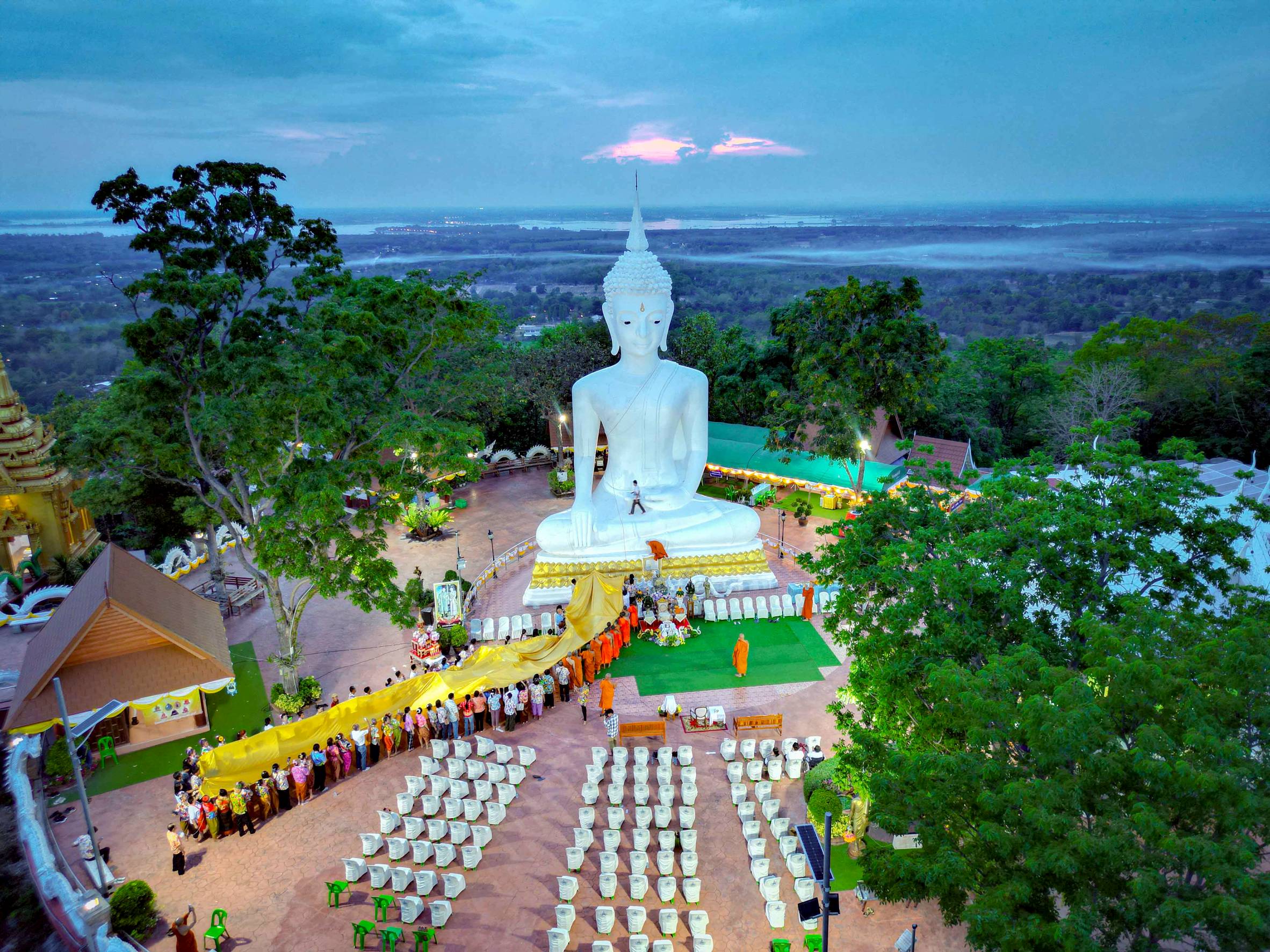 กาฬสินธุ์แห่ผ้าอังสะสรงน้ำพระพรหมภูมิปาโลสิริมงคลปีใหม่ไทย