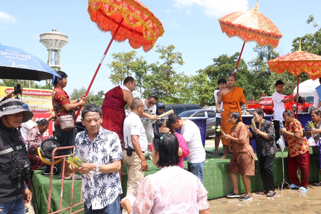 ประชนทั่วประเทศกว่า 3 พันคน แห่ร่วมพิธีอาบน้ำมนต์รัตนมาลา แน่นวัดพระลอย