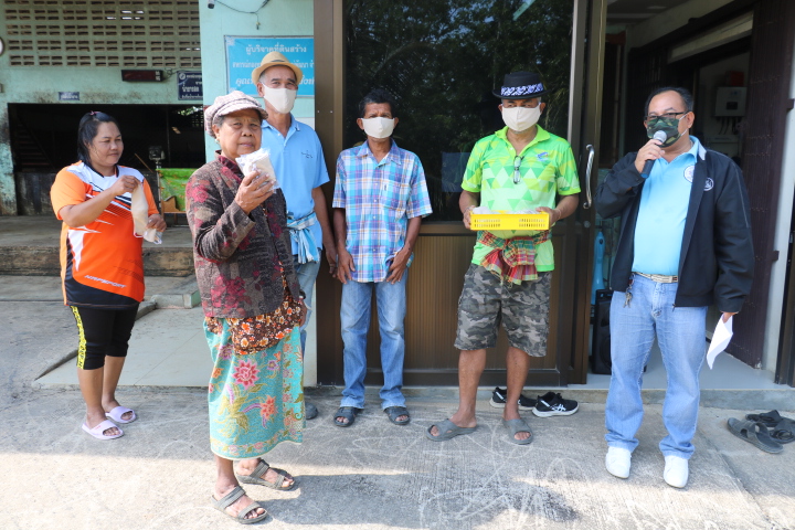 สสจ.ตรัง จับมือ สกย.ทุ่งใหญ่พัฒนา เดินสายแจกหน้ากากอนามัยสู่สมาชิก ป้องกันแพร่เชื้อ COVID-19 