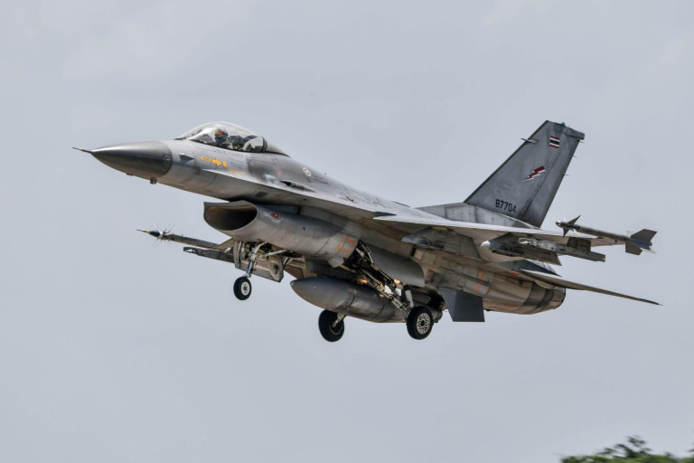 F-16 ทิ้งบอมบ์ 2! รอบปราสาทตาเมือนธม-ปราสาทตาควาย เขมรเร่งระดมพลหวังยึดพื้นที่ก่อนหยุดยิงเที่ยงคืน