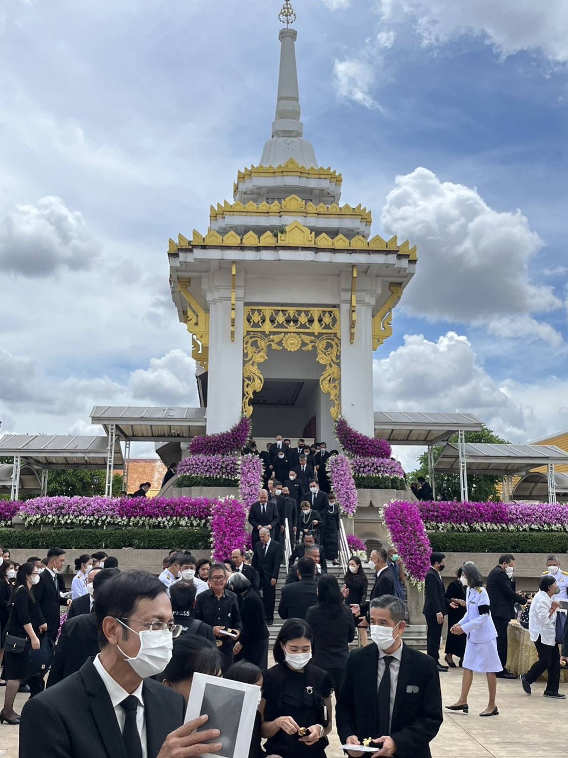 พ่อเมืองกาญจน์ ร่วมพิธีพระราชทานเพลิง “คุณแม่ วิมล จันทร” มารดาอธิบดีกรมที่ดิน