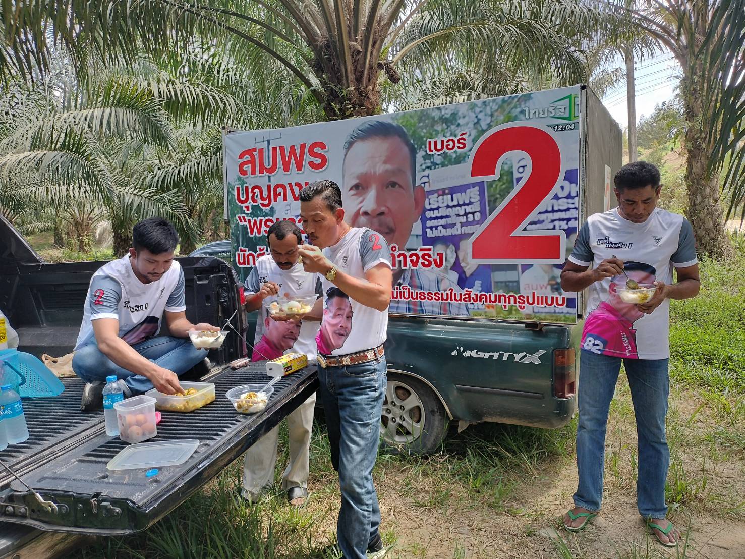 สู้ไม่ถอย หลังผู้สมัครเขต 3 ชุมพร​ พรรคไทยสร้างไทยเผาป้ายหาเสียงตัวเองประท้วงพรรค ทำป้ายใหม่ ไม่มีภาพ"คุณหญิงสุดารัตน์" 