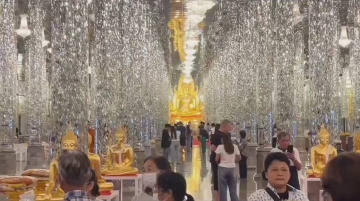 พุทธศาสนิกชน-นักท่องเที่ยว แห่กราบหลวงพ่อฤๅษีลิงดำ  ช่วงเข้าพรรษาคึกคัก