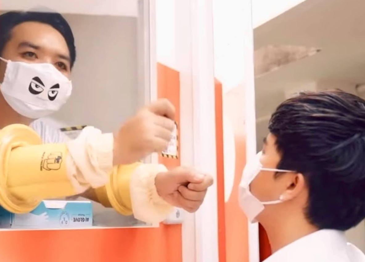 มีรูปคู่รึยัง! "หมอแล็บแพนด้า" เชื่อ "บอสพอล" ถ่ายภาพกับคนดังนับร้อย