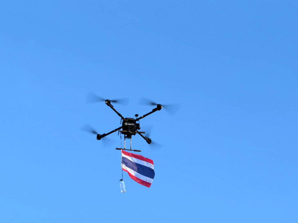 "ทหารไทย" ส่งโดรนติดธงชาติ บินเหนือ “ช่องอานม้า–เนิน 677–เนิน 500” เทิดเกียรติวีรบุรุษผู้สละชีพ ตอกย้ำอธิปไตยไทย