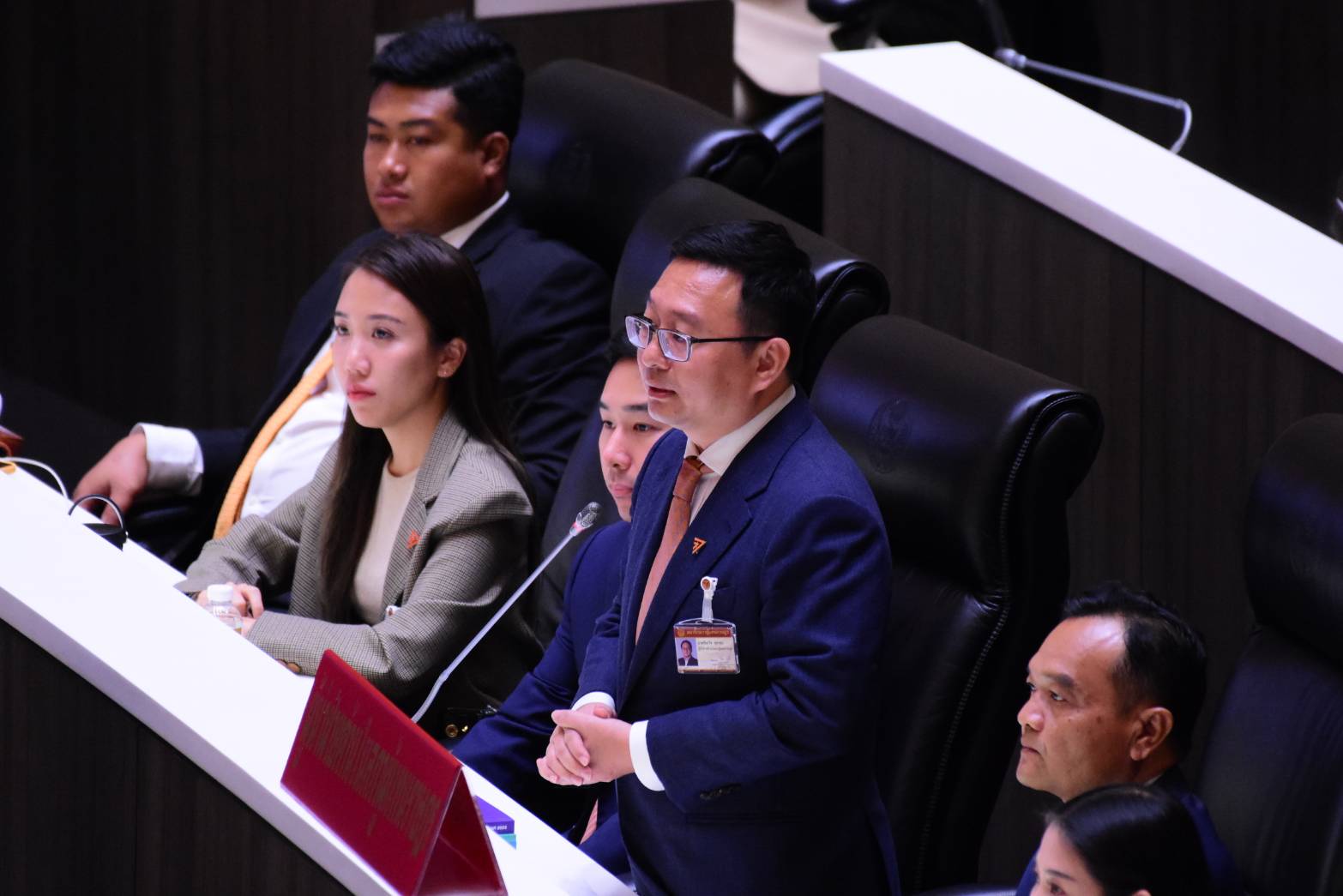 “ชัยธวัช” ลุกขึ้นอำลากลางห้องประชุมสภาฯ หลังศาลตัดสินยุบพรรค ขณะที่ “รองอ๋อง” ลั่นอำนาจสูงสุดเป็นของปชช.