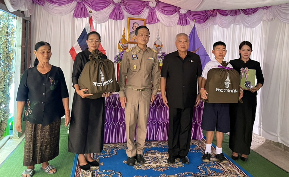 ผู้ว่าฯศรีสะเกษ อัญเชิญสิ่งของพระราชทาน มอบครอบครัวดาบ ตชด.บาดเจ็บเหตุปะทะเขาพระวิหาร