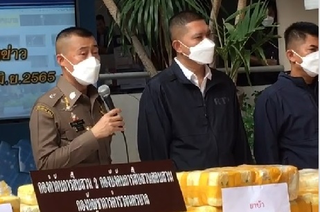 ผู้ช่วย ผบ.ตร.แถลงการจับกุมอดีตพนักงานขายโชว์รูมรถหรู  โกงเงินมัดจำเสียหายเกือบ3 ล้านบาท
