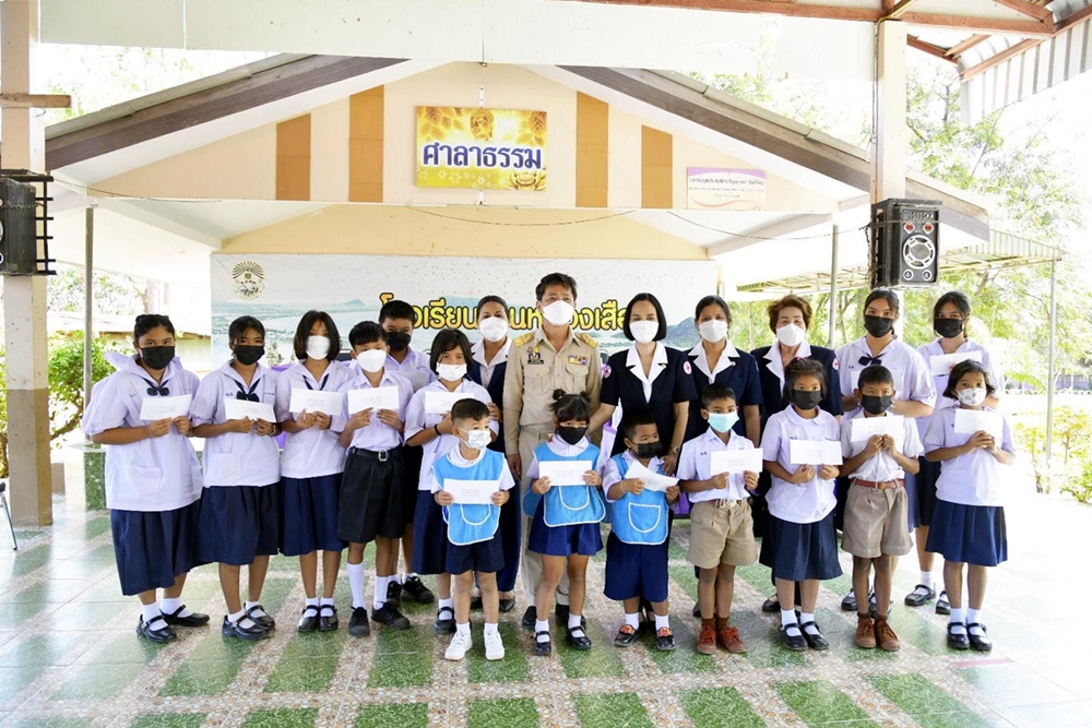 พ่อเมืองประจวบฯ สานฝันมอบทุนการศึกษาให้นักเรียนเรียนดีแต่ยากจน