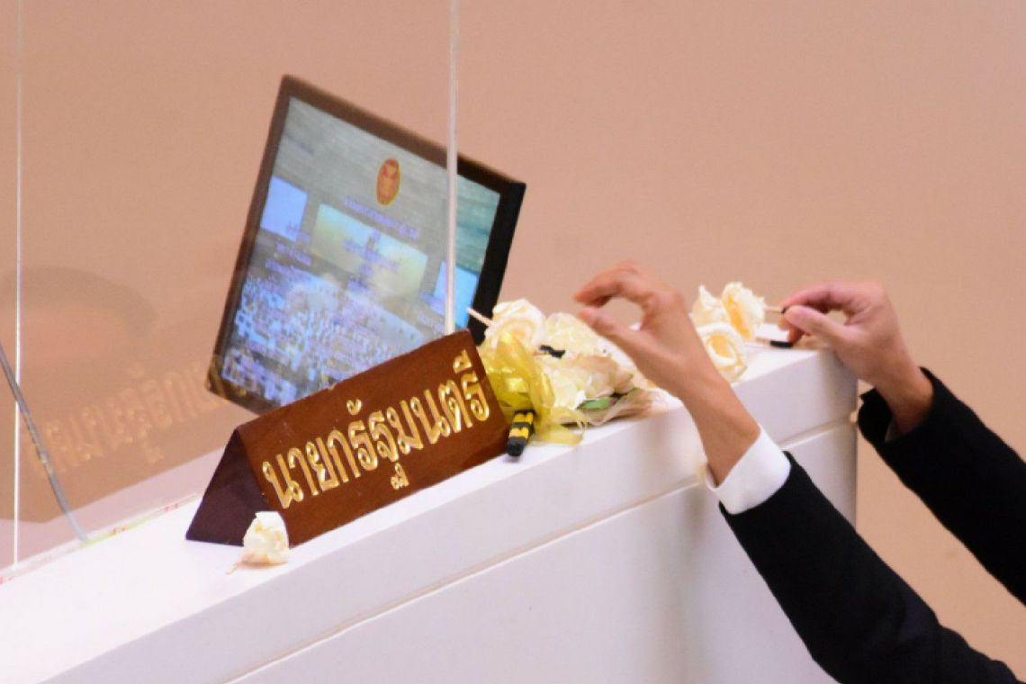 'สนธิญา' เตรียมร้อง ป.ป.ช.สอบจริยธรรรม ส.ส.นำดอกไม้จันทน์วางกลางสภา