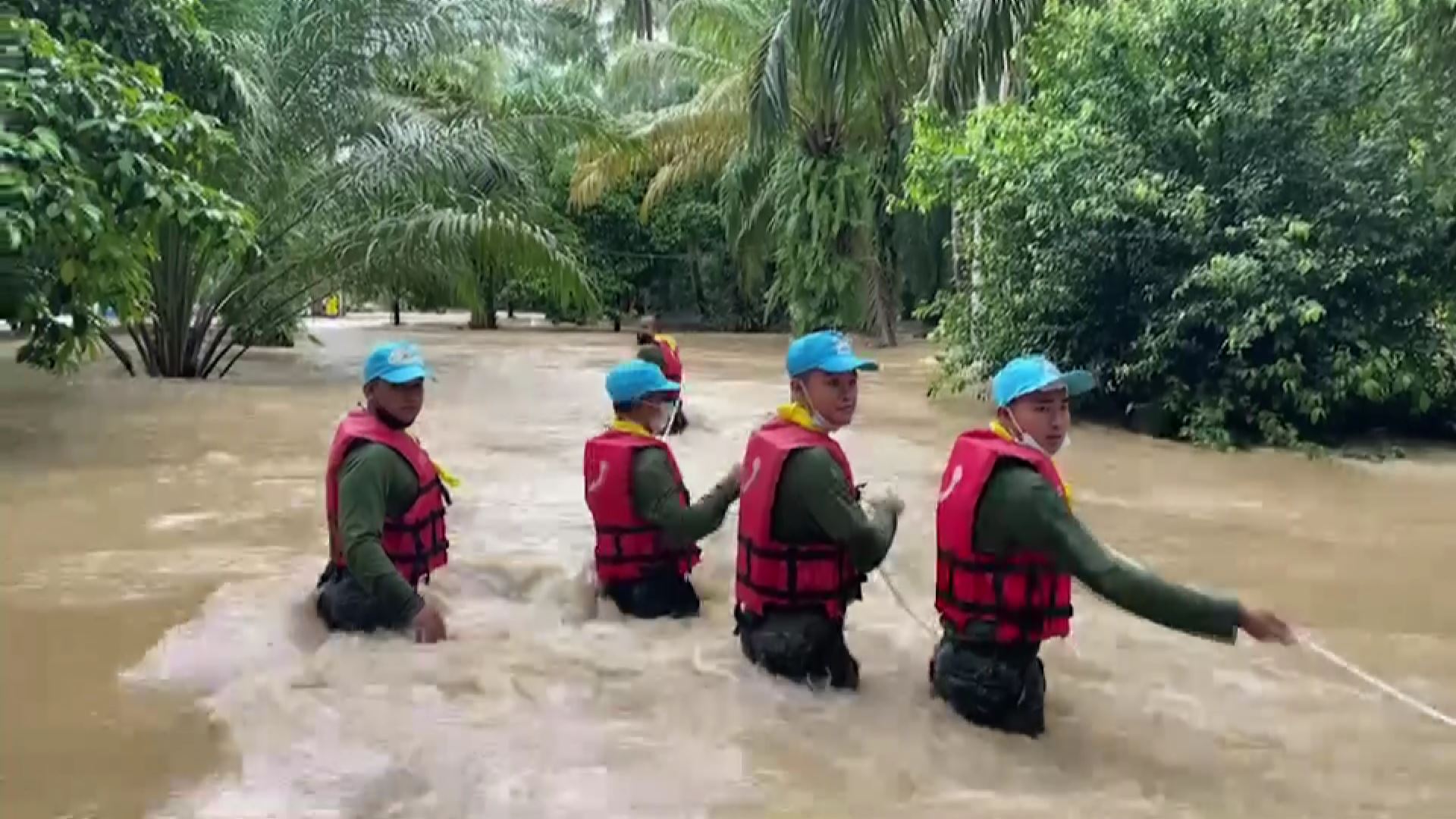 น้ำหลากส่งท้ายปีหลัง ฝนถล่มทั้งคืน ทหารเข้าอพยพผู้ป่วยคนชราออกจากพื้นที่
