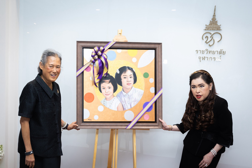 "กรมพระศรีสวางควัฒนฯ" ทูลเกล้าฯ ถวายภาพจิตรกรรม "สองศรีพี่น้อง" แด่ กรมสมเด็จพระเทพฯ 