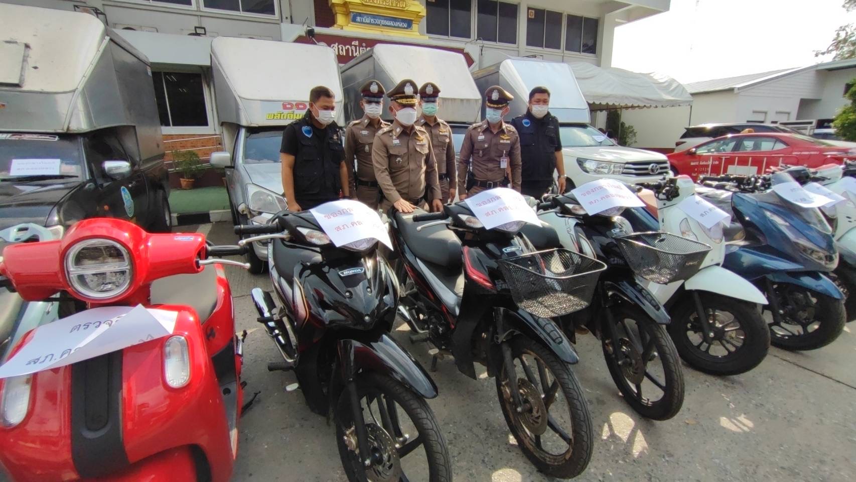 ปทุมธานี ตร.ชุดศปจร.ทลายแก็งกระบะตู้ทึบ ขนจยย.ส่งภาคเหนือ พร้อมของกลาง 17 คัน