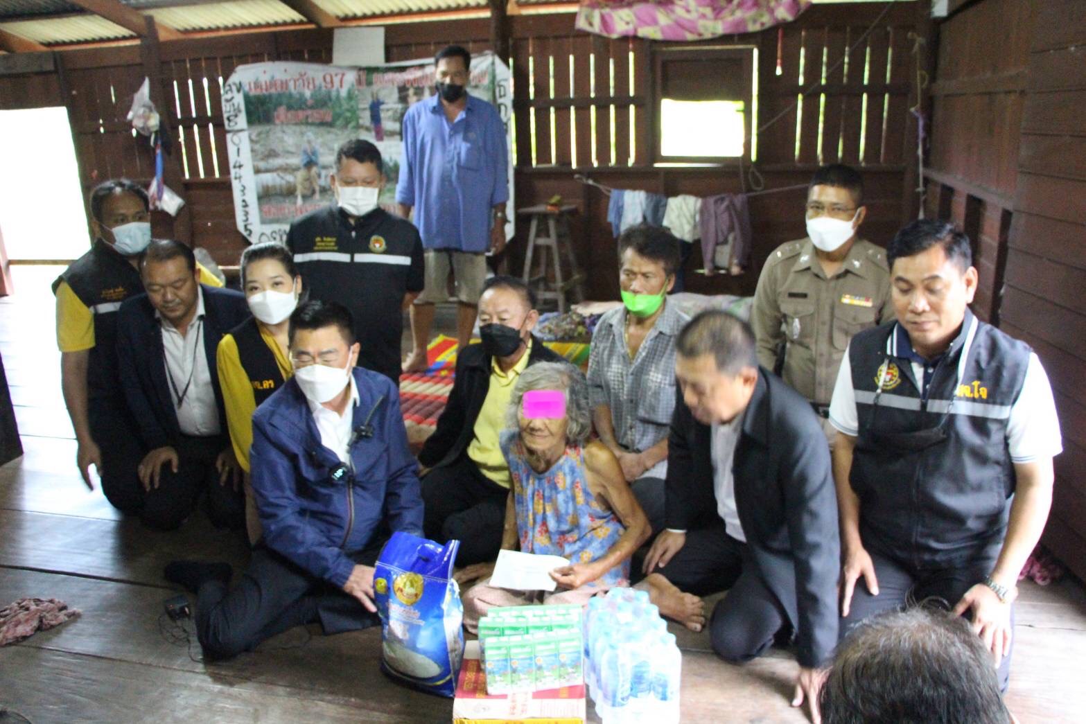 ‘ลุงป้อม’ รักษาการนายกรัฐมนตรี มอบหมาย นายก อบจ.ราชบุรี เยี่ยมยายเรือรั่ว 