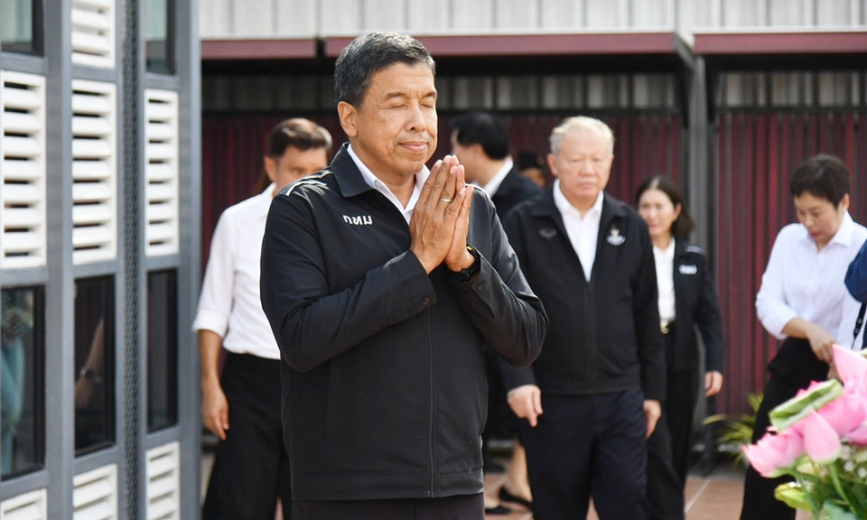 “ชัชชาติ” กราบลาสิ่งศักดิ์สิทธิ์ กทม. เผยแรงบันดาลใจชิงสมัย 2
