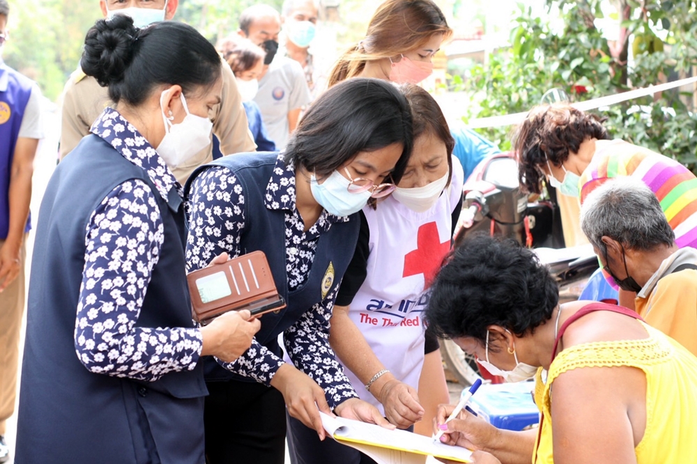 นายกเหล่ากาชาดอ่างทอง รุดเยี่ยมให้กำลังครอบครัวบ้านที่ถูกไฟไหม้ 5 หลัง ในพื้นที่เทศบาลตำบลป่าโมก 