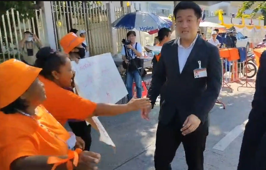 "หมออ๋อง- ส.ส. โตโต้" ให้กำลังใจมวลชนด้อมส้ม ก่อนโหวตเลือกนายกฯ วอนชุมนุมอย่างสงบ