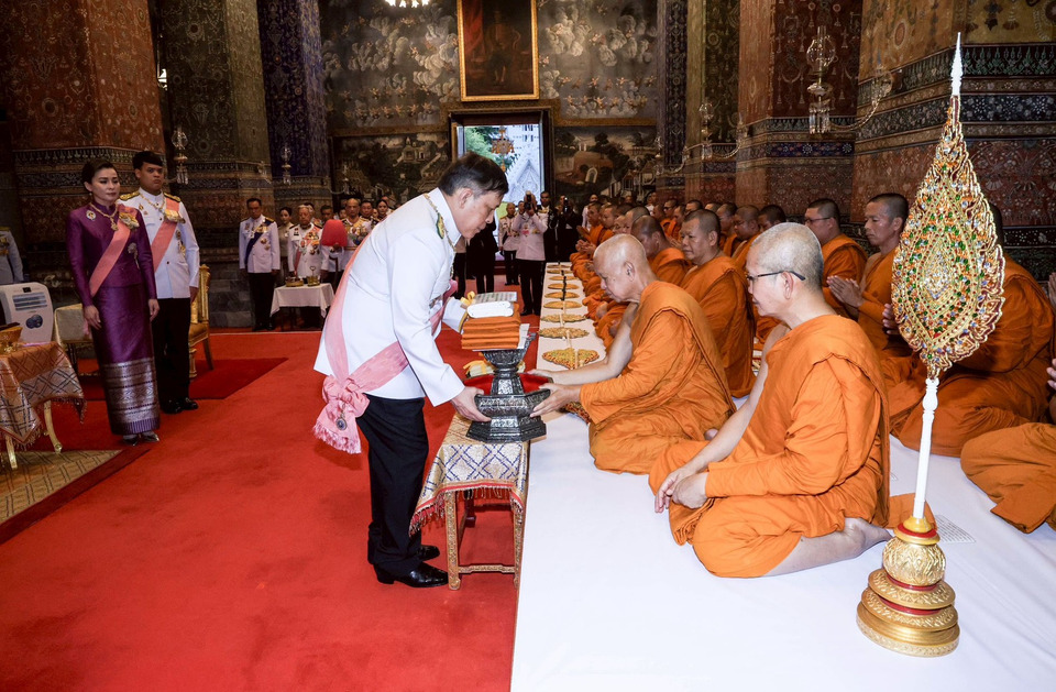 "ในหลวง - พระราชินี" เสด็จฯ ไปในการพระราชพิธีทรงบำเพ็ญพระราชกุศลถวายผ้าพระกฐิน ณ วัดมกุฏกษัตริยาราม