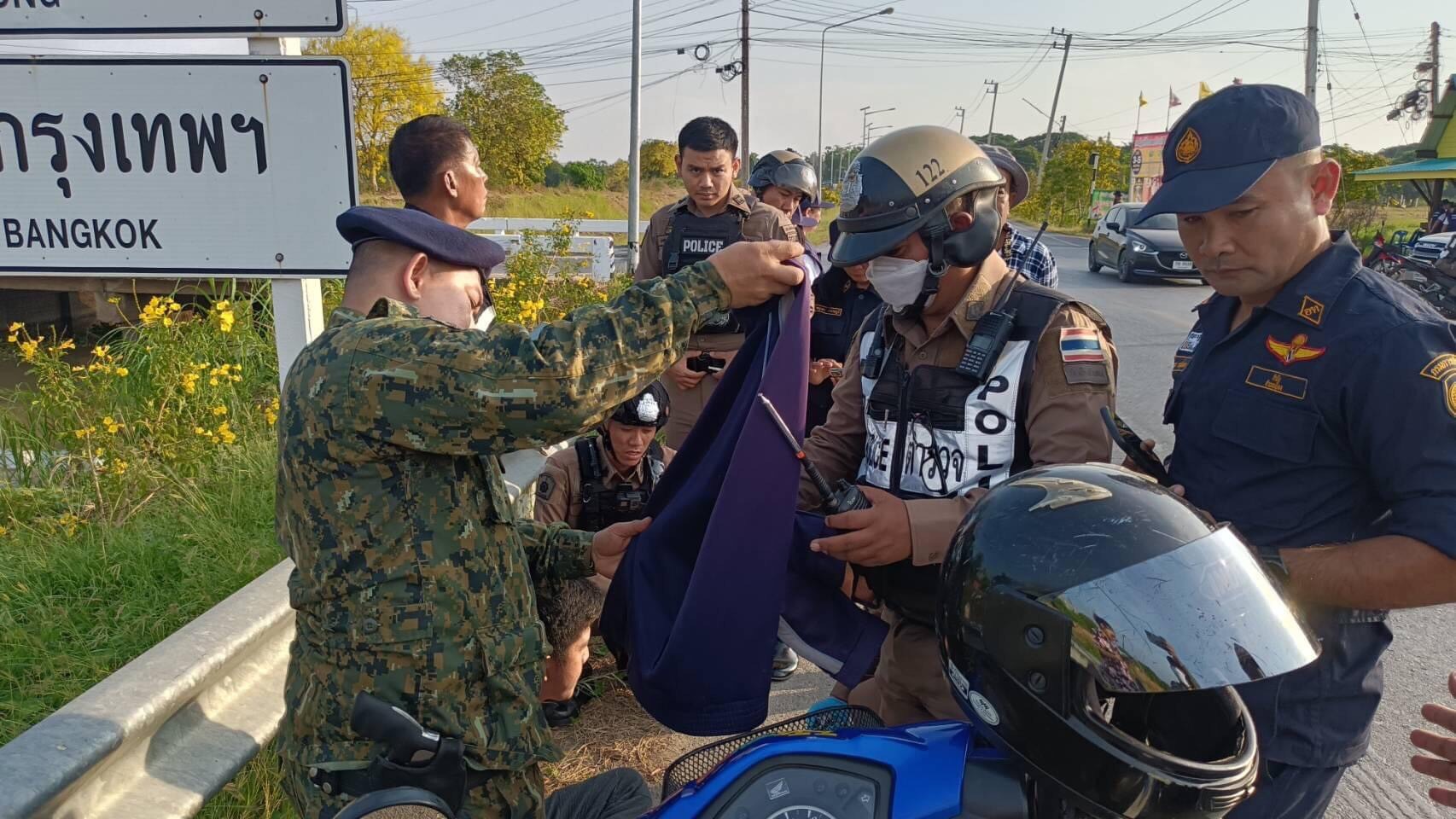 อ่างทองเข้มตั้งจุดตรวจจับปืนไทยประดิษฐ์ได้ 1 กระบอกกระสุน 55 นัดพร้อมยาบ้า 8 เม็ด