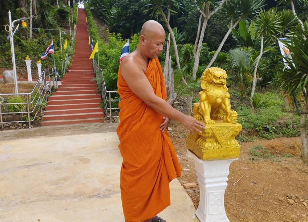 ปิ้งไอเดีย!! เจ้าอาวาสวัดเนินสุข นำเสาตั้งศาลพระภูมิถูกทิ้ง ดัดแปลงเป็นฐานวางรูปปั้นสุดเก๋