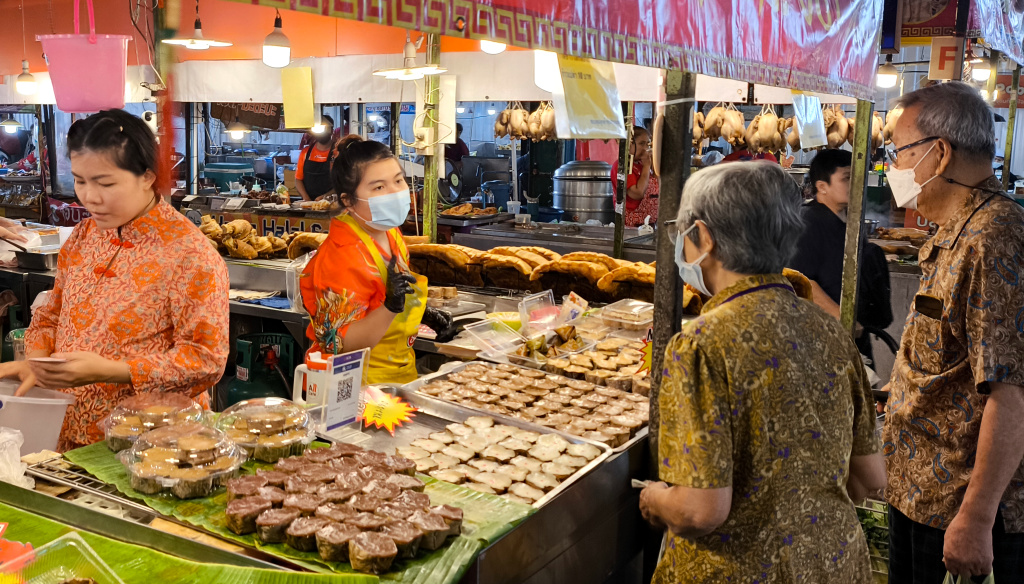 ชาวไทยเชื้อสายจีน จับจ่ายซื้อของไหว้เจ้าตรุษจีนแน่นตลาดศาลายา
