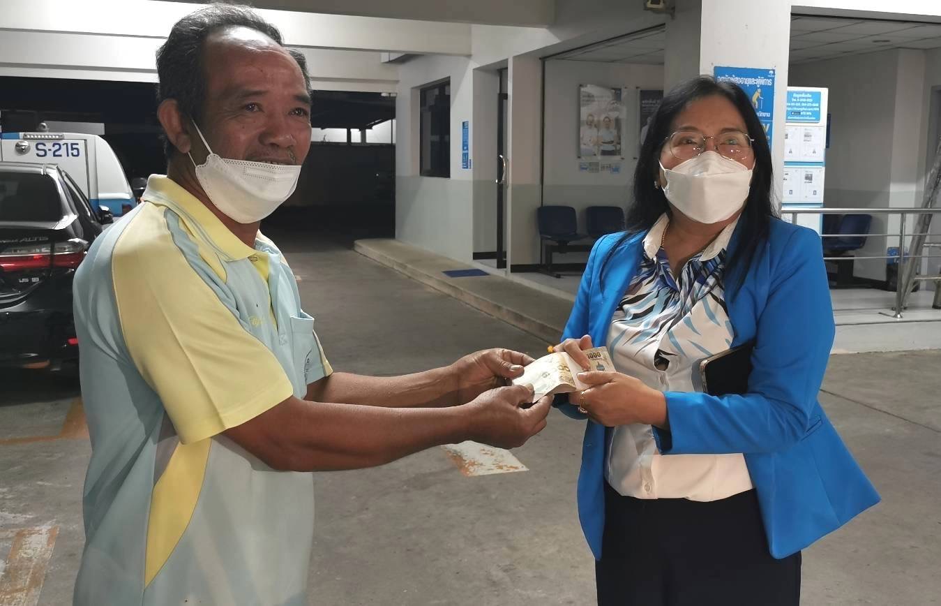 บุรีรัมย์​ พนักงานขับรถ อบจ.ใจซื่อ​ หอบเงินสด 1 แสน​ ที่แบงค์จ่ายเงินกู้เกินส่งคืน