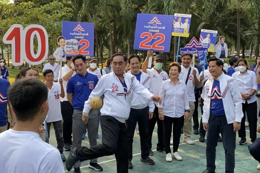 “บิ๊กตู่” โชว์โหม่งตะกร้อ-ถีบเรือเป็ด “สวนลุมฯ” ช่วยผู้สมัครหาเสียง พร้อมแจกลายเซ็นต์แฟนคลับ อ้อนเลือกเบอร์22 “รทสช.”
