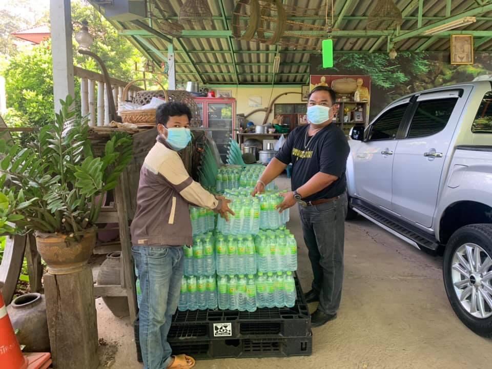 กำนันตำบลหัวไผ่ รับมอบน้ำดื่ม ส่งต่อผู้ได้รับผลกระทบจากการแพร่ระบาดโควิค-19