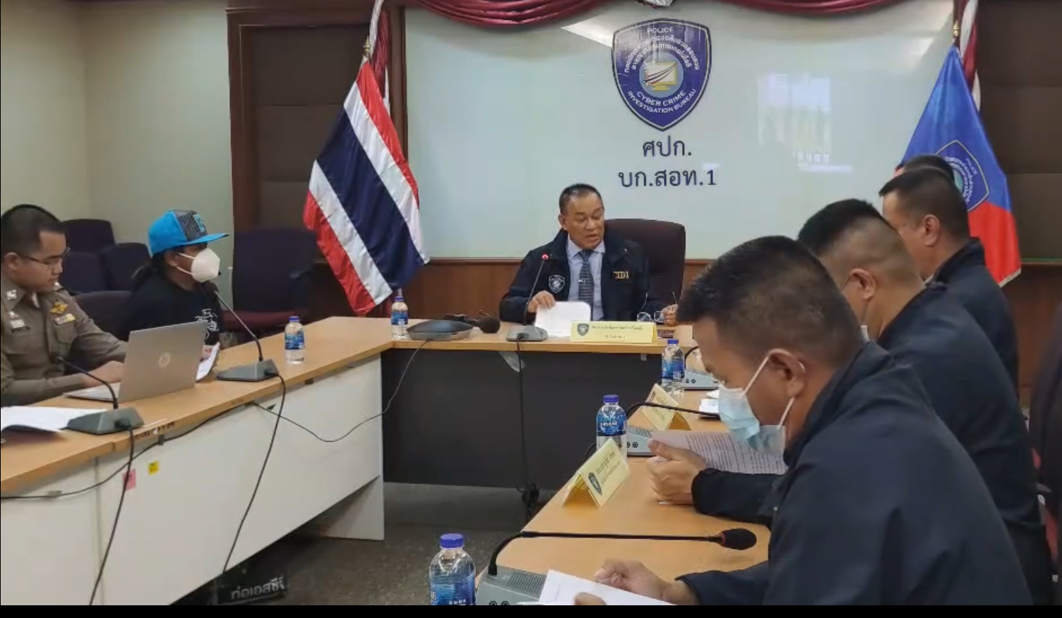 สอท.1 แถลงจับ 11 บัญชีม้าหลอกลวงเป็นชาวต่างชาติส่งพัสดุราคาแพงมาให้ ผู้เสียหายจ่ายค่าธรรมเนียม สูญเงินกว่า 36 ล้าน