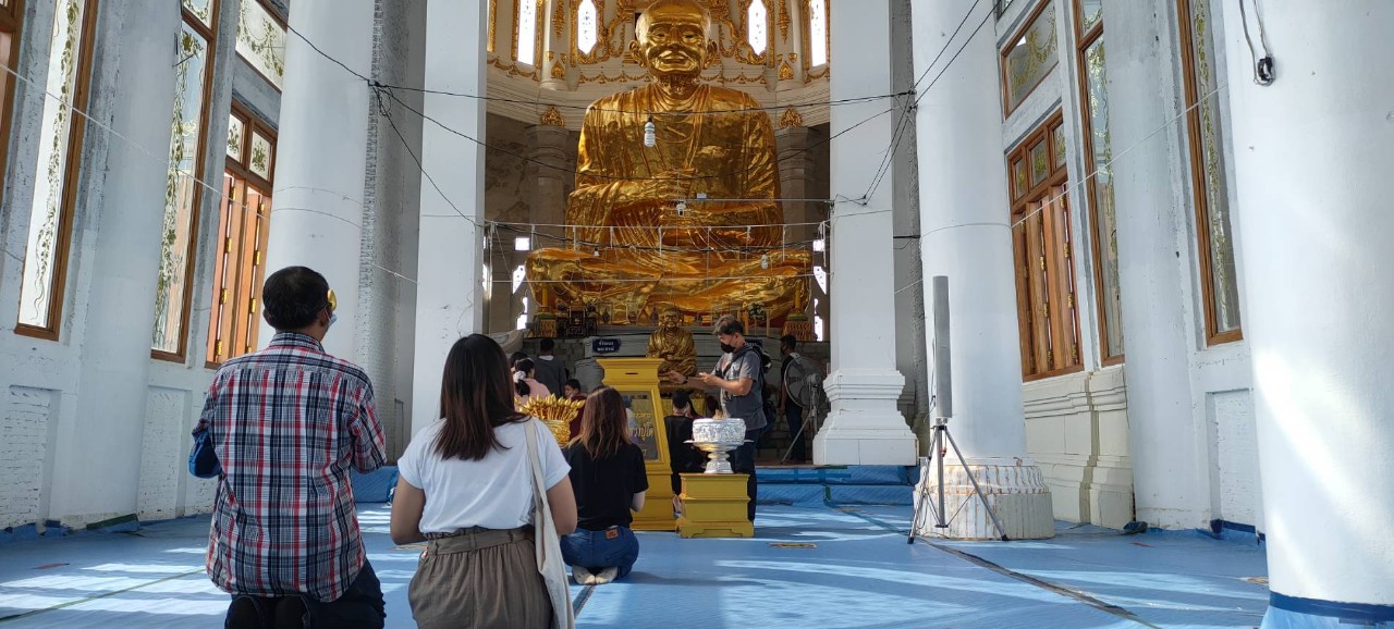 ชาวอีสานแวะกราบไหว้หลวงพ่อโต อ.สีคิ้ว ก่อนกลับไปทำงานต่อ กรรมการมูลนิธิป้องโควิดเข้ม 