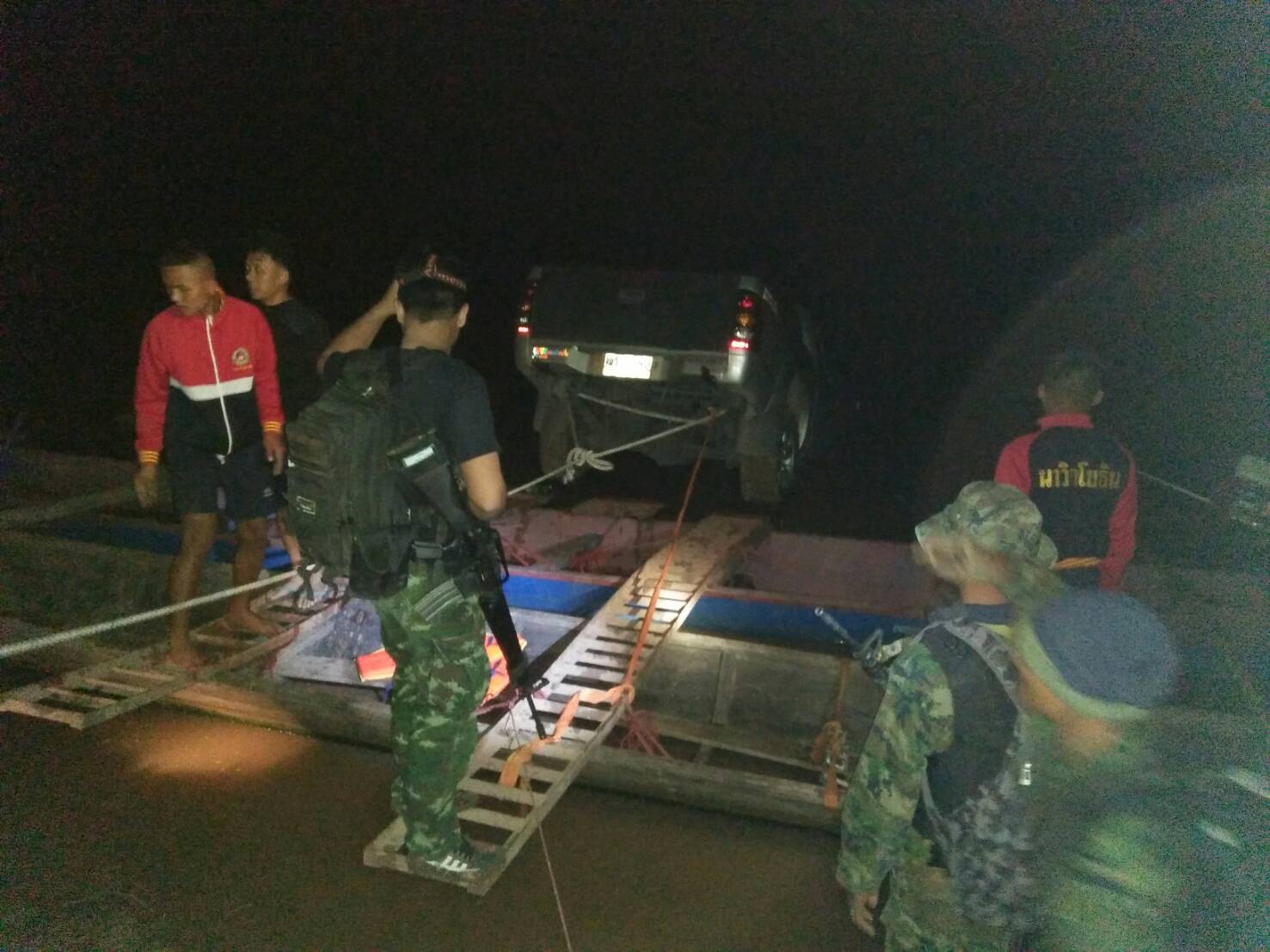 นรข.อุบลฯ ตรวจยึดรถยนต์บนเรือขณะกำลังส่งข้ามโขง