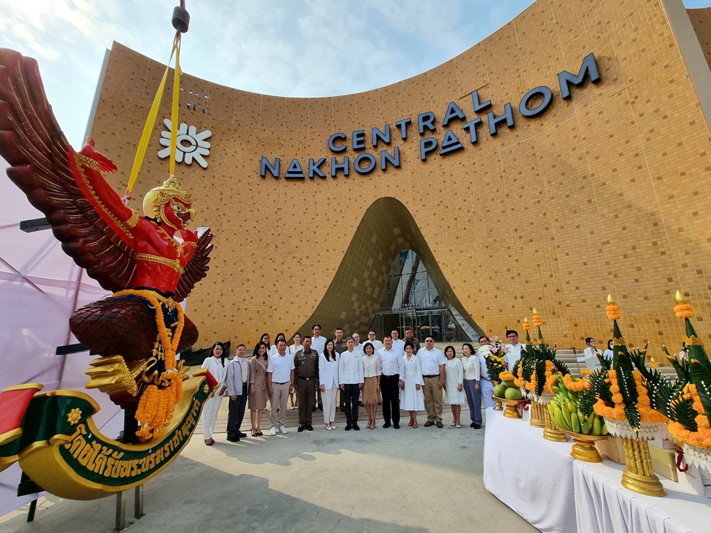 ผู้ว่าฯนครปฐม-ผู้บริหารกลุ่มเซ็นทรัล อัญเชิญตราตั้งพระราชทาน “พระครุฑพ่าห์” ขึ้นประดิษฐานห้างเซ็นทรัล สาขาใหม่
