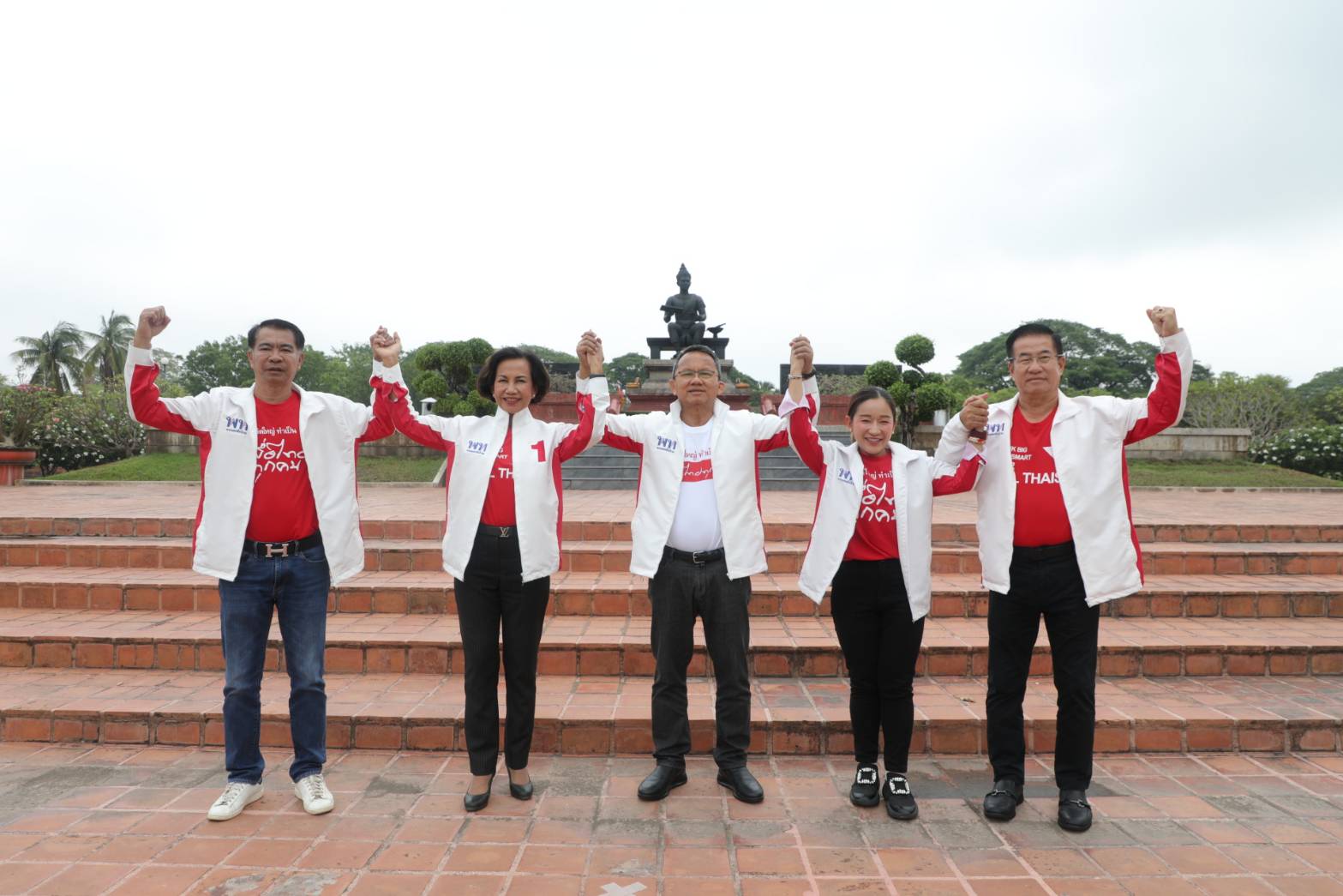 "สมศักดิ์" เฮสุโขทัยแลนด์สไลด์ 4 เขต ยกจังหวัดครั้งแรก แนะตั้งรัฐบาลยังมีเวลาคิด รับยุ่งหลังไม่ชนะขาด