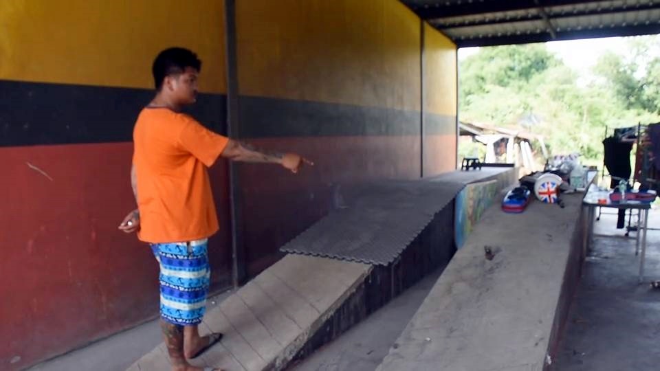 รัวกระสุนยิงวัยรุ่นในร้านคาร์แคร์ ผู้บาดเจ็บโดนอัณฑะทะลุ