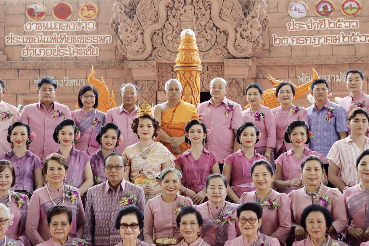 บุรีรัมย์เตรียมจัดงานประเพณีแห่เทียนอำเภอประโคนชัยแกะสลักตัวละครในพุทธประวัติจากช่างท้องถิ่น